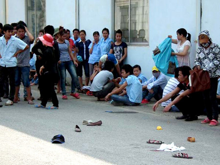 Giày, dép, mũ của công nhân rơi khắp nơi trong cổng công ty