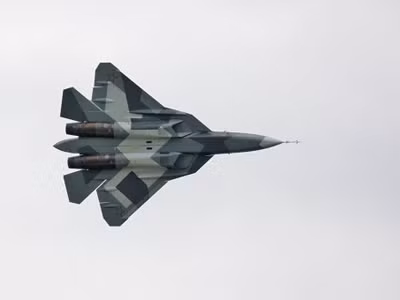 Máy bay chiến đấu tàng hình T-50 đang bay thử tại ngoại ô Moscow. Ảnh: RIA