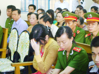 Sân tòa án tỉnh Cà Mau đông đảo người đến dự phiên tòa xét xử Hào Anh