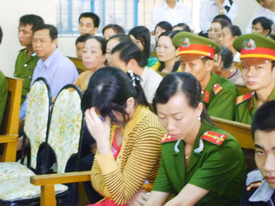 Sân tòa án tỉnh Cà Mau đông đảo người đến dự phiên tòa xét xử Hào Anh