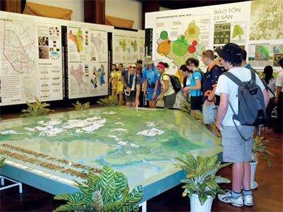 Năm 2010, cơ quan chức năng đã cho triển lãm quy hoạch Hà Nội để người dân góp ý kiến. Trong ảnh là hoạt động triển lãm tại TP.HCM, năm 2010. Ảnh: N.T