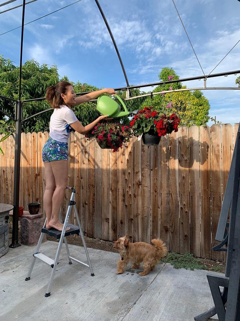 Ca sĩ tự chăm sóc vườn hoa