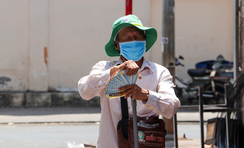 Nhiều địa phương đã sử dụng ngân sách, các khoản ủng hộ với tổng số tiền hơn 21.000 tỷ đồng để hỗ trợ người lao động tự do, nhóm đặc thù bị ảnh hưởng dịch COVID-19.