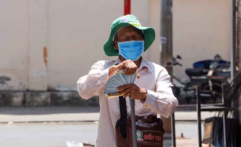 Nhiều địa phương đã sử dụng ngân sách, các khoản ủng hộ với tổng số tiền hơn 21.000 tỷ đồng để hỗ trợ người lao động tự do, nhóm đặc thù bị ảnh hưởng dịch COVID-19.
