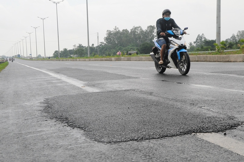 Một tháng chưa khắc phục xong sự cố đường dẫn cầu Vàm Cống ảnh 9