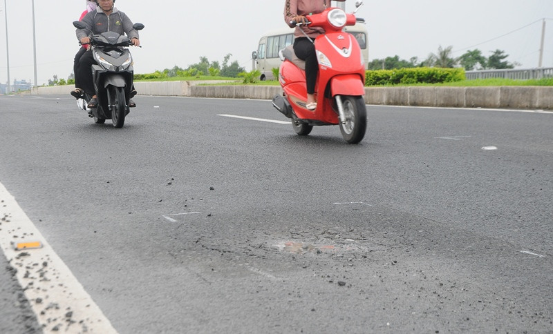 Một tháng chưa khắc phục xong sự cố đường dẫn cầu Vàm Cống ảnh 8