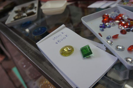 Ngạc nhiên chưa khi nhiều viên đá, nhân viên chỉ kêu giá 2.500 kyat (tương đương 50.000 đồng)