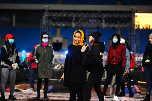 Hoàng Thuỳ Linh trùm khăn chống rét, thức đêm duyệt chương trình Đại nhạc hội ảnh 7