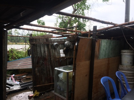 Lốc xoáy bất thường tấn công, nhà dân tan tác ảnh 1