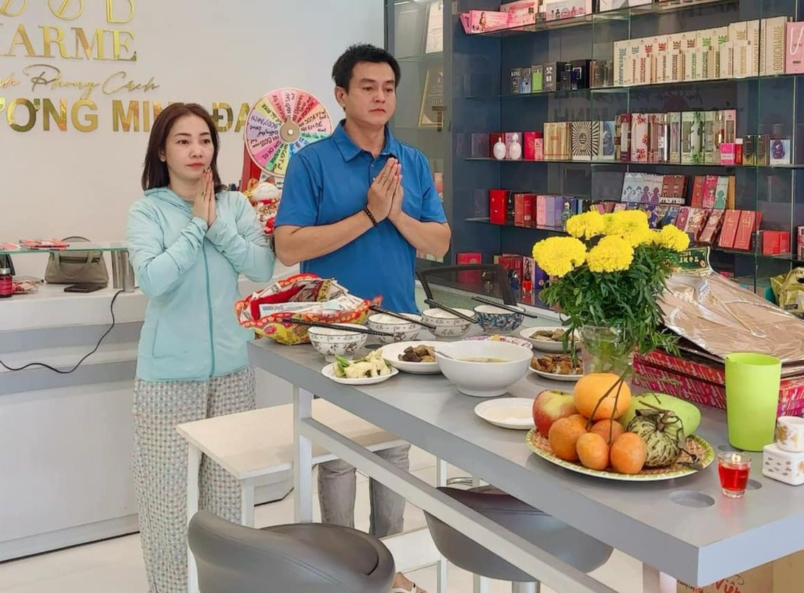 Vợ chồng diễn viên Minh Đạt làm cỗ cúng gia tiên và lễ Phật. "Luôn cầu bình an, sức khỏe cho tất cả chúng sinh", Minh Đạt viết.