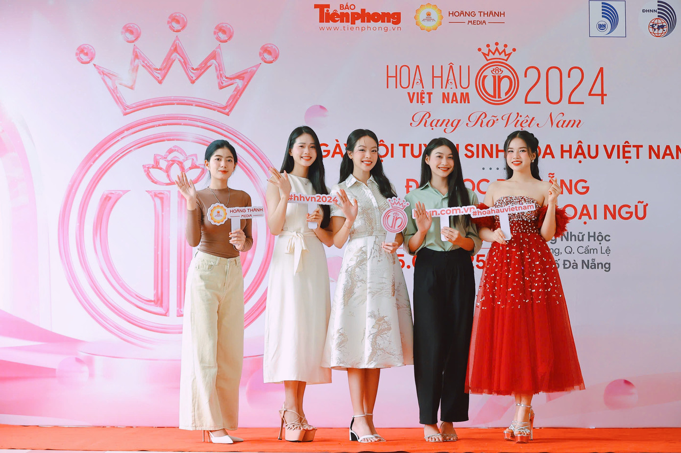 Chia sẻ tại sự kiện, nhà báo Trần Tuấn - Trưởng Ban đại diện Báo Tiền phong tại miền Trung - cho hay sinh viên Đại học Đà Nẵng nói chung và Trường Đại học Ngoại ngữ nói riêng có tài năng trong các lĩnh vực. Riêng với nữ sinh, các bạn không chỉ xinh đẹp, rạng rỡ mà còn thông minh, nhân ái, hoà nhập nhanh với thế giới, văn minh nhân loại.