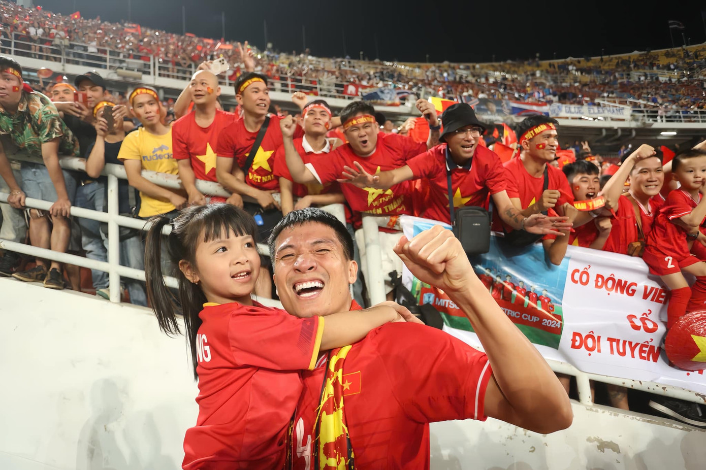 Bùi Tiến Dũng chụp ảnh lưu niệm cùng vợ và hai con gái trên khán đài. “Chìa khoá thành công của cá nhân. Bố yêu 4 mẹ con rất nhiều. Việt Nam vô địch”, Bùi Tiến Dũng viết.