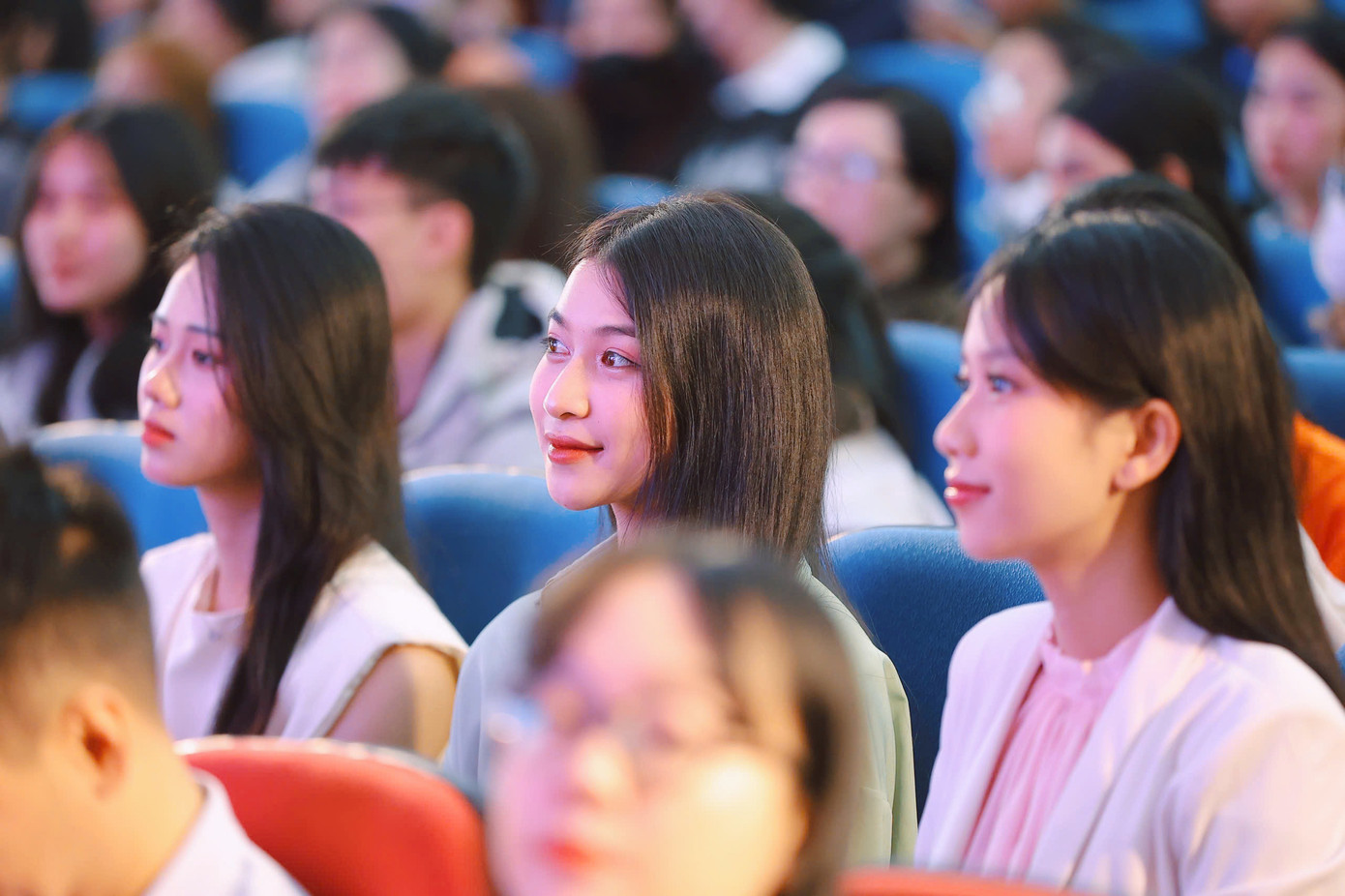 “Đó chính là lý do ban tổ chức chọn Đà Nẵng, chọn Đại học Ngoại ngữ là địa điểm đầu tiên cho hành trình tuyển sinh Hoa hậu Việt Nam năm 2024 tại miền Trung. Với tài năng của các bạn, tôi tin tưởng có những Huỳnh Thị Thanh Thủy tiếp theo”, nhà báo Trần Tuấn chia sẻ. Bà Huỳnh Thị Mai Kha, Phó Hiệu trưởng Trường Đại học Ngoại ngữ (Đại học Đà Nẵng) nhấn mạnh cuộc thi Hoa hậu Việt Nam do Báo Tiền Phong tổ chức không chỉ là sân chơi tôn vinh sắc đẹp mà còn là nơi thể hiện tài năng, trí tuệ của phụ nữ Việt Nam.