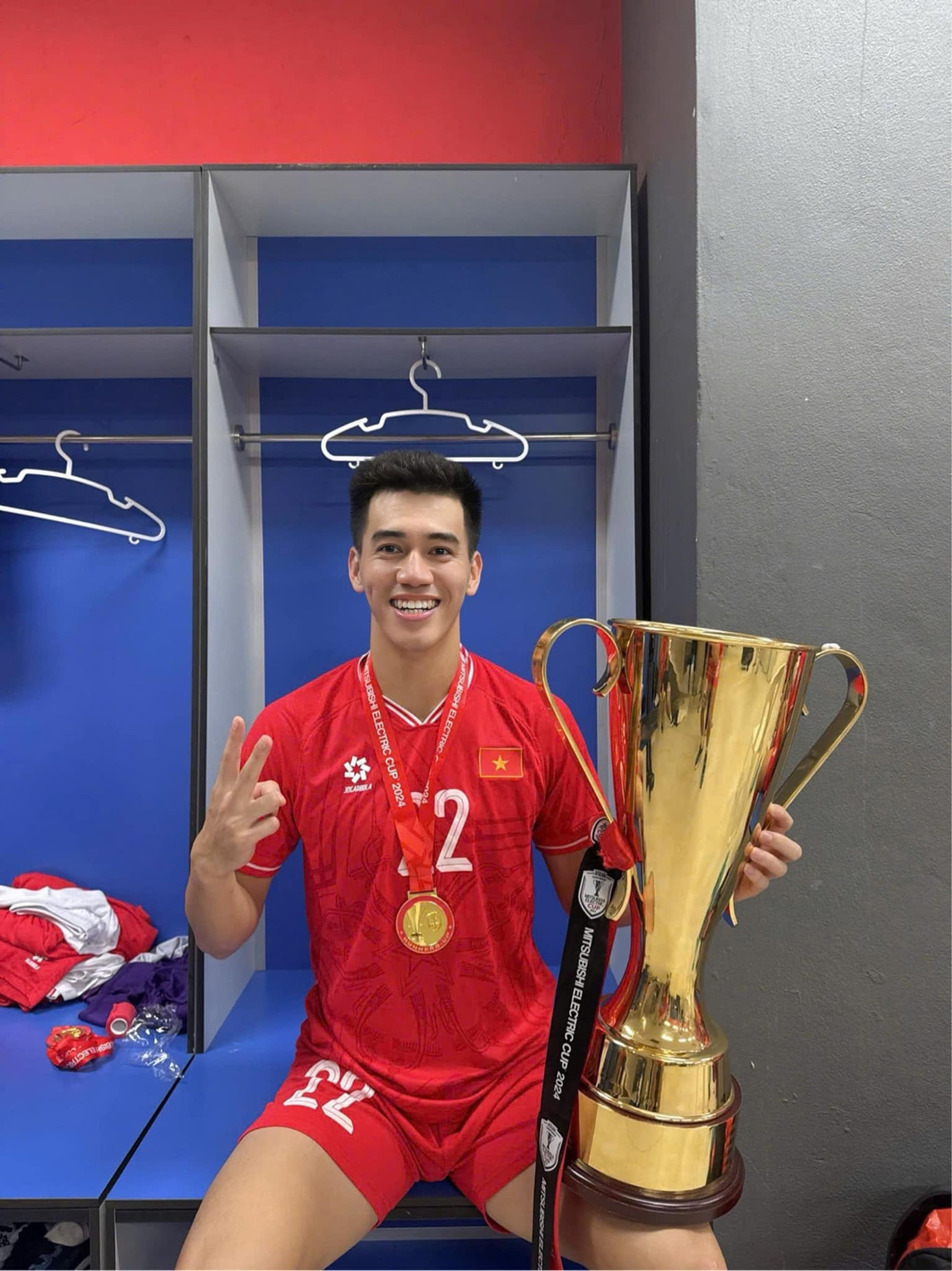 Tiến Linh chia sẻ: “Cuộc đời đã có lần thứ 2. Việt Nam quyết chiến, quyết thắng”.