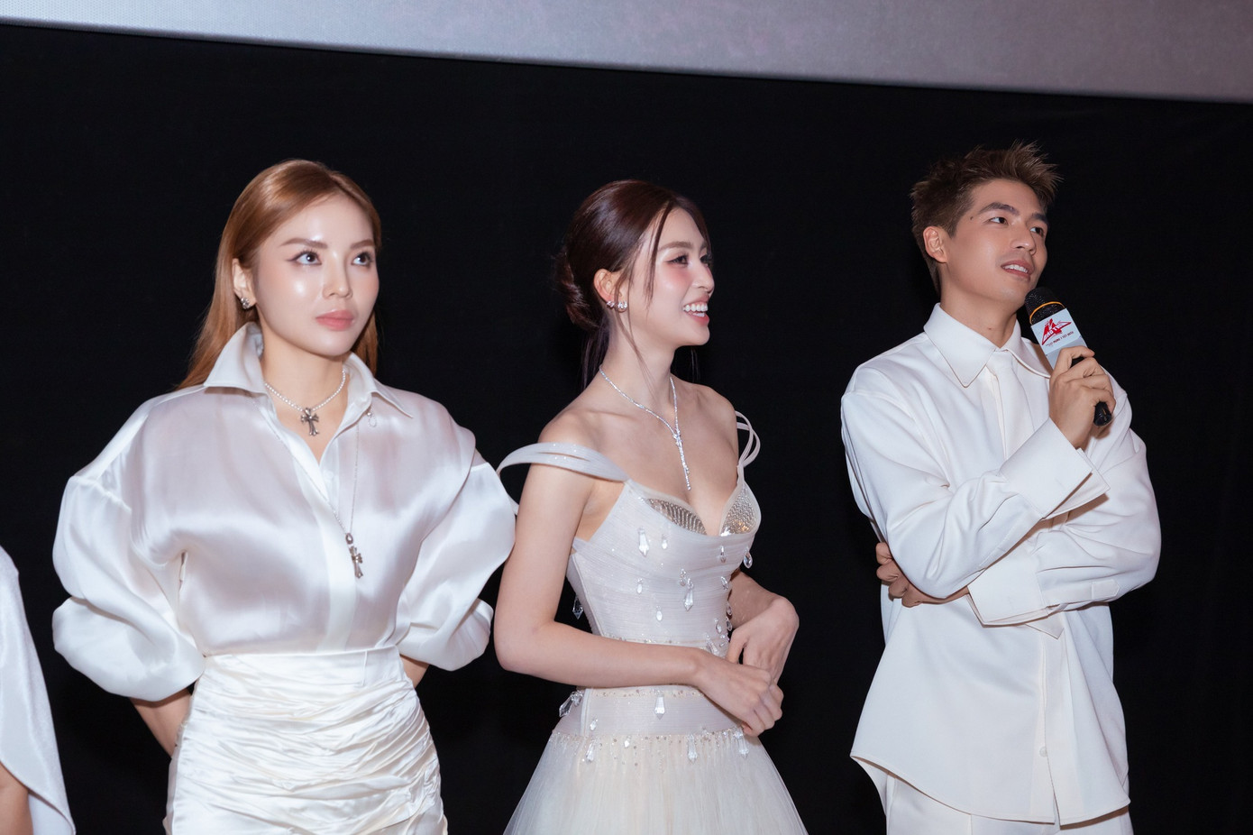 Thừa nhận trao cơ hội cho người trẻ, Trấn Thành vẫn khẳng định Tiểu Vy, Quốc Anh và Kỳ Duyên có vai diễn nhờ thực lực, sự kiên trì. Thừa nhận trao cơ hội cho người trẻ, Trấn Thành vẫn khẳng định Tiểu Vy, Quốc Anh và Kỳ Duyên có vai diễn nhờ thực lực, sự kiên trì.