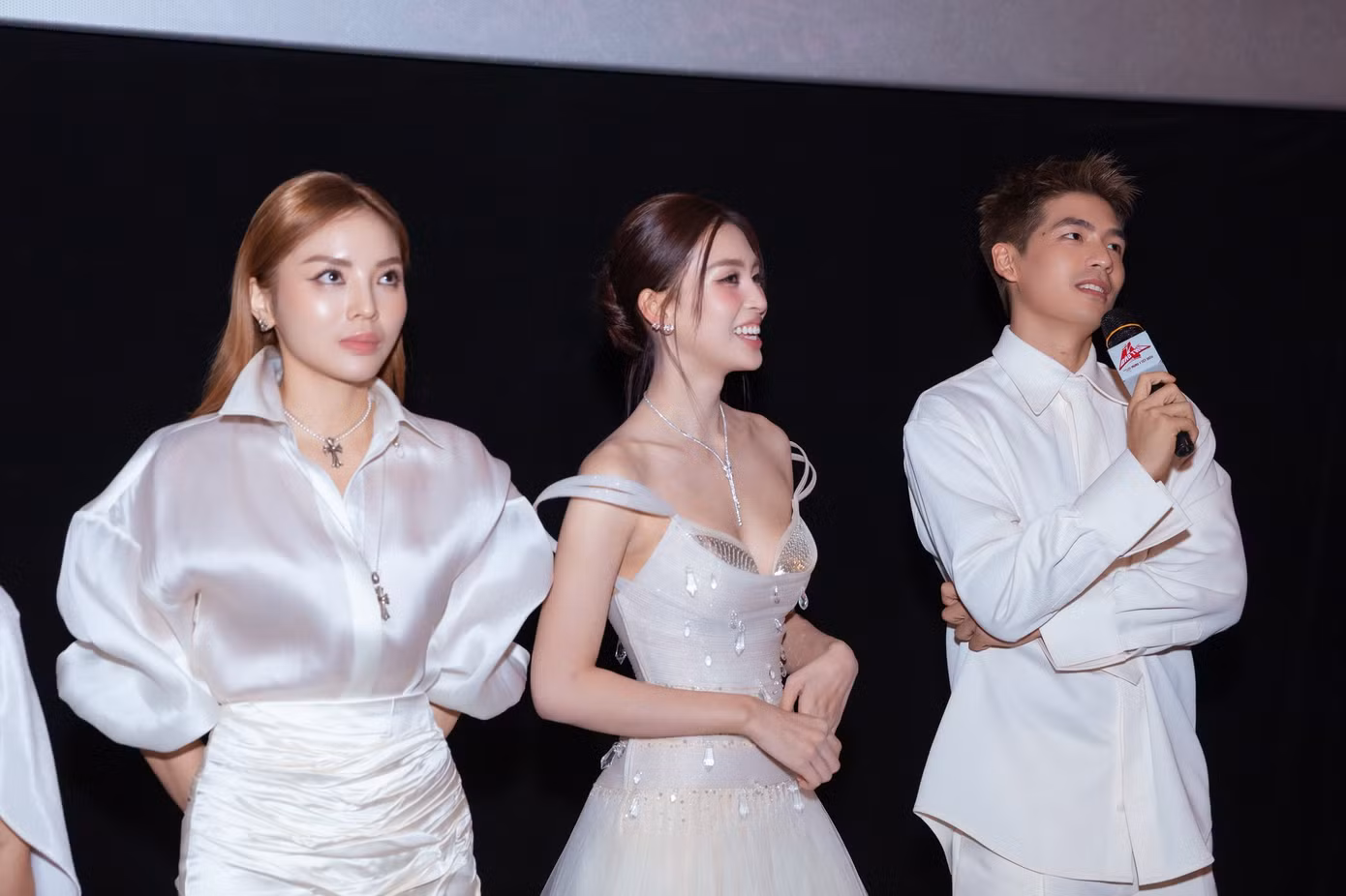 Thừa nhận trao cơ hội cho người trẻ, Trấn Thành vẫn khẳng định Tiểu Vy, Quốc Anh và Kỳ Duyên có vai diễn nhờ thực lực, sự kiên trì.