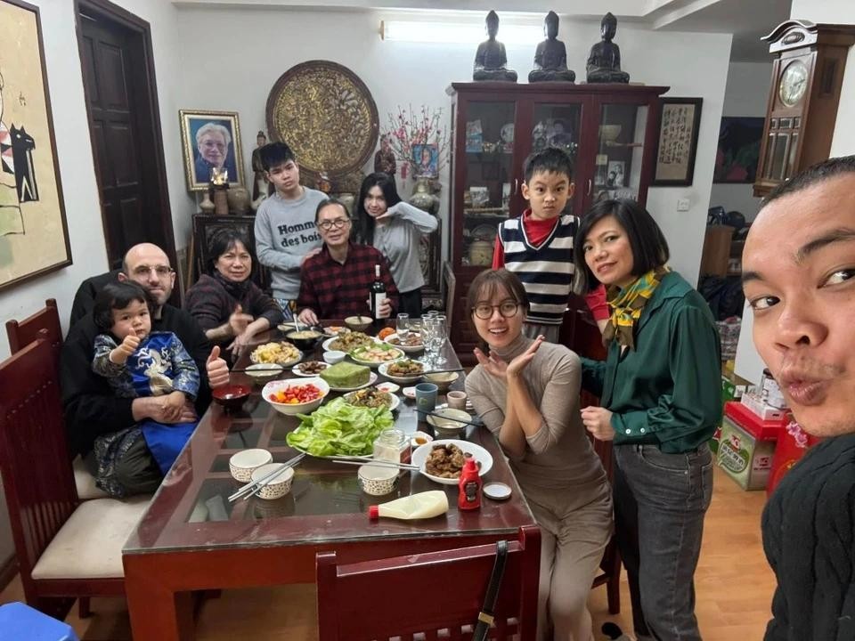 Theo nghệ sĩ Trần Lực, bữa cơm tất niên là một trong những nghi lễ văn hóa độc đáo của người Việt, là dịp để gia đình sum vầy cùng nhau mời ông bà, tổ tiên về ăn Tết, sum họp với con cháu. “Ngày cuối cùng của năm Giáp Thìn vui vẻ, báo hiệu năm mới Ất Tỵ khởi sắc tưng bừng”, nghệ sĩ Trần Lực viết.