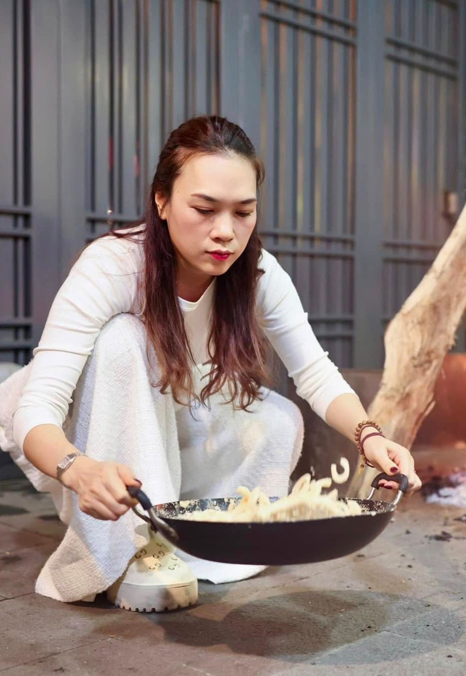 Ca sĩ Mỹ Tâm thích không khí chiều cuối năm. Cô vào bếp gói bánh chưng, xào mứt dừa. “Chiều cuối năm không khí lúc nào cũng thật thích. Một năm nhiều cảm xúc, vui vẻ và tràn đầy sự biết ơn. Happy Tết nhé các tri âm của Tâm”, nữ ca sĩ chia sẻ.