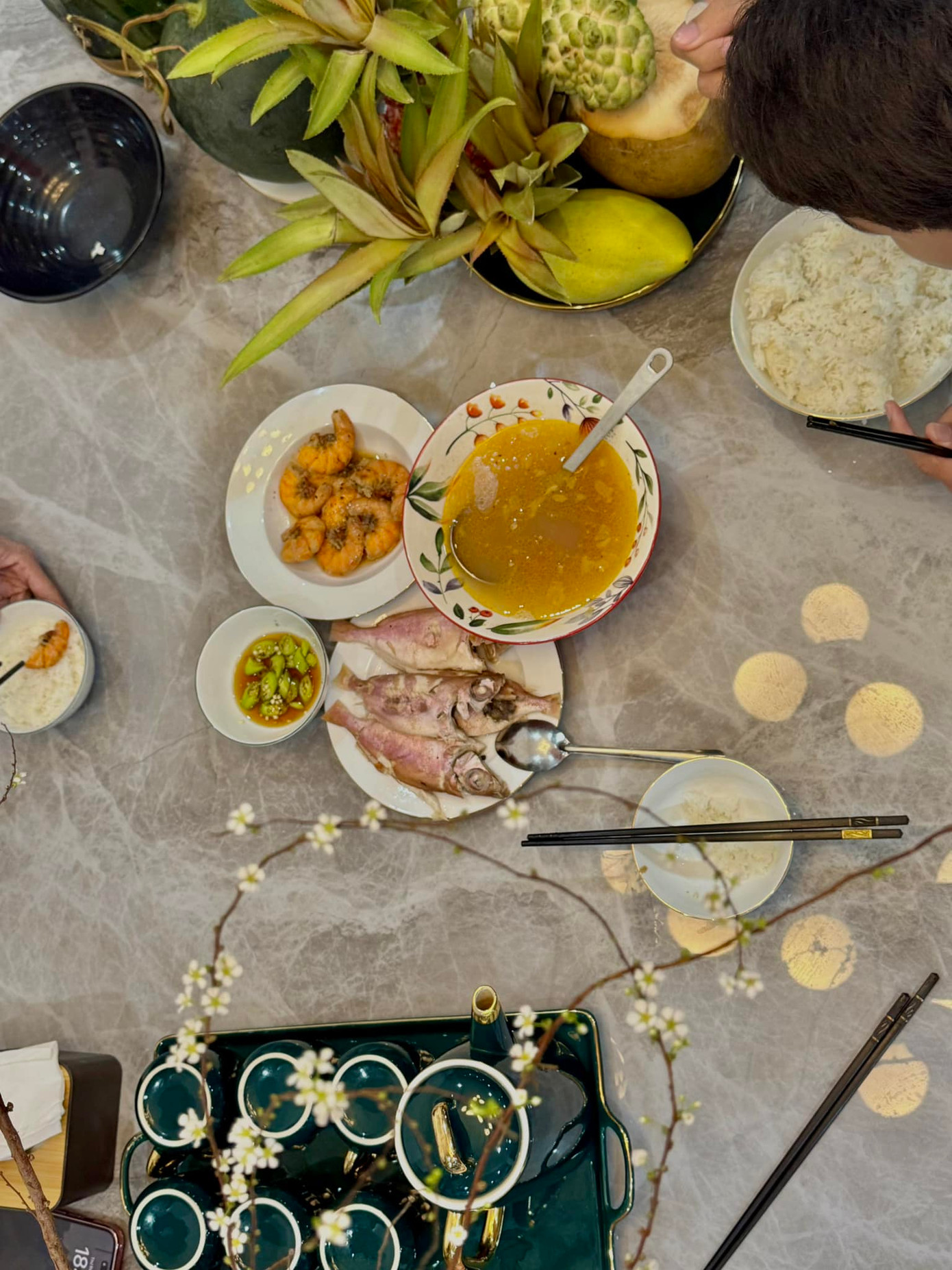 Mâm cơm Tết ngày cuối năm của Hoa hậu Tiểu Vy gồm các món đơn giản. “Gia đình em dọn nhà xong rồi. Chuẩn bị đón năm mới thôi”, cô viết. Hiện tại, Hoa hậu Tiểu Vy gây chú ý khi đảm nhận vai chính phim điện ảnh đầu tay. Phim chính thức ra rạp từ Mùng 1 Tết.