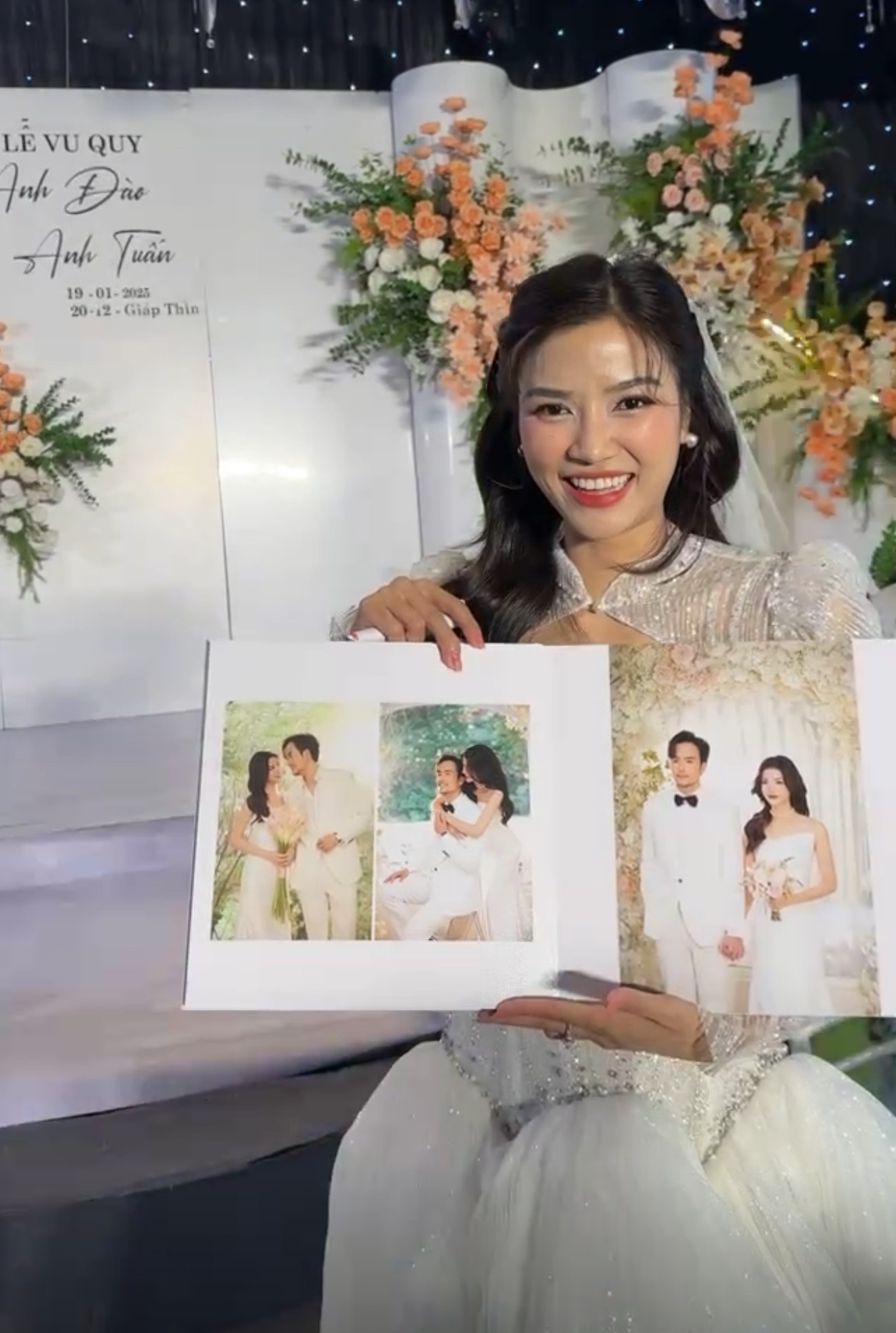 Anh Đào và Anh Tuấn trong đám cưới chiều 18/1 tại Bắc Giang. Ảnh: Chụp màn hình. Anh Đào và Anh Tuấn trong đám cưới chiều 18/1 tại Bắc Giang. Ảnh: Chụp màn hình.