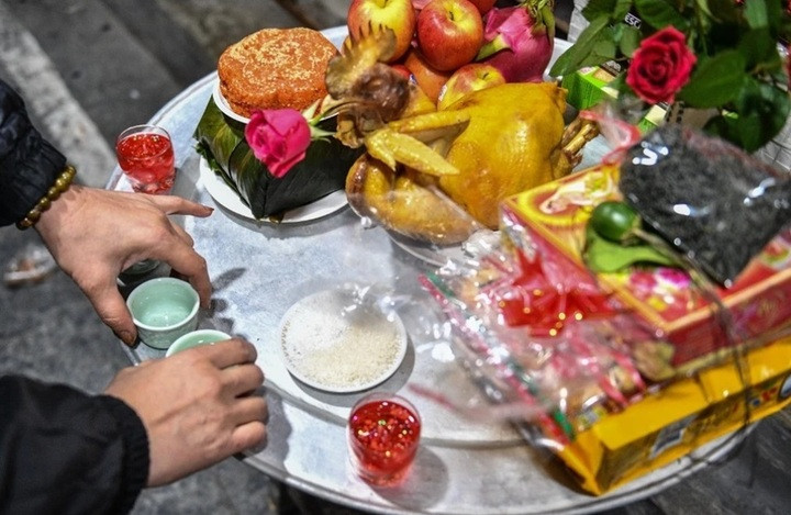 Muối và gạo là hai thứ không thể thiếu trong lễ cúng Giao thừa ngoài trời. Ảnh minh họa.