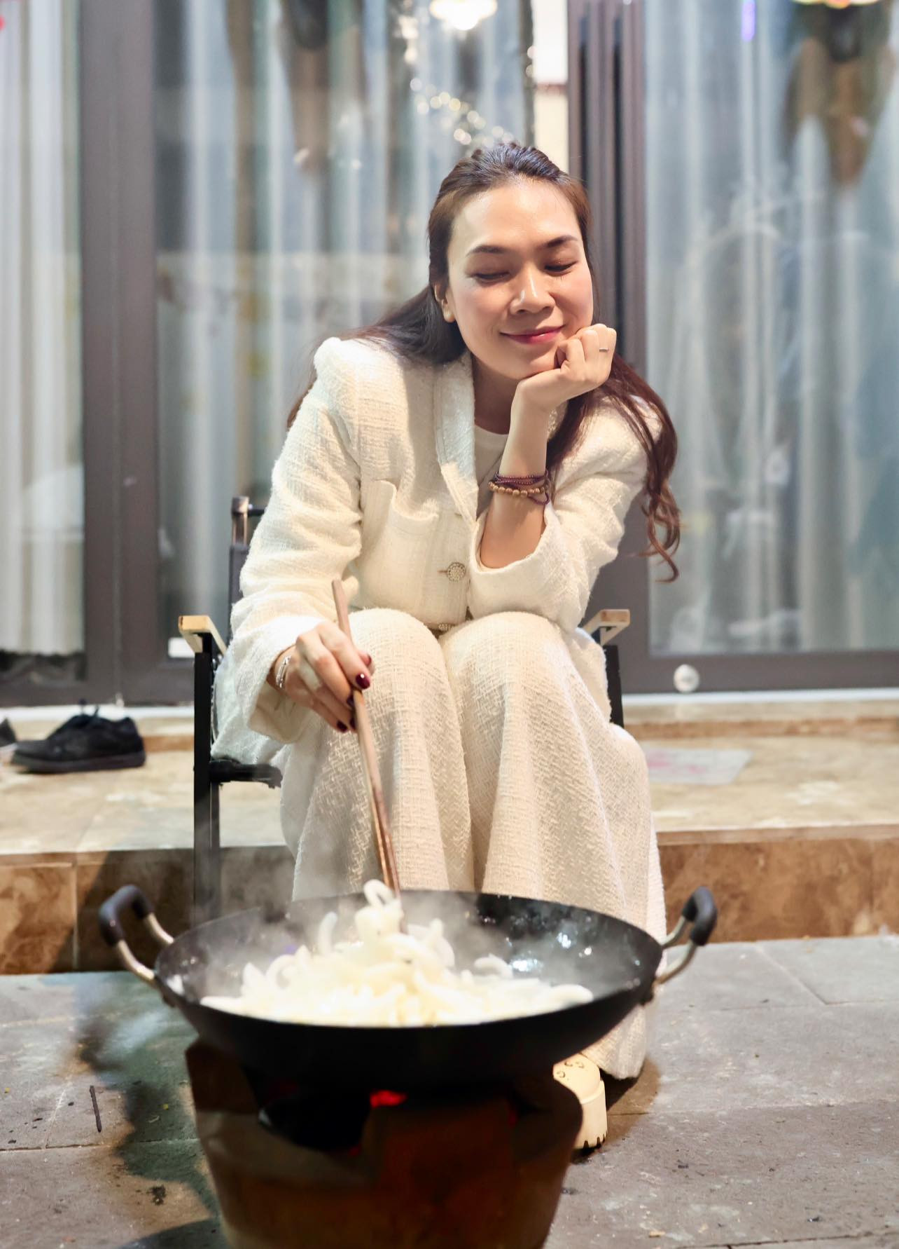 Ca sĩ Mỹ Tâm thích không khí chiều cuối năm. Cô vào bếp gói bánh chưng, xào mứt dừa. “Chiều cuối năm không khí lúc nào cũng thật thích. Một năm nhiều cảm xúc, vui vẻ và tràn đầy sự biết ơn. Happy Tết nhé các tri âm của Tâm”, nữ ca sĩ chia sẻ.