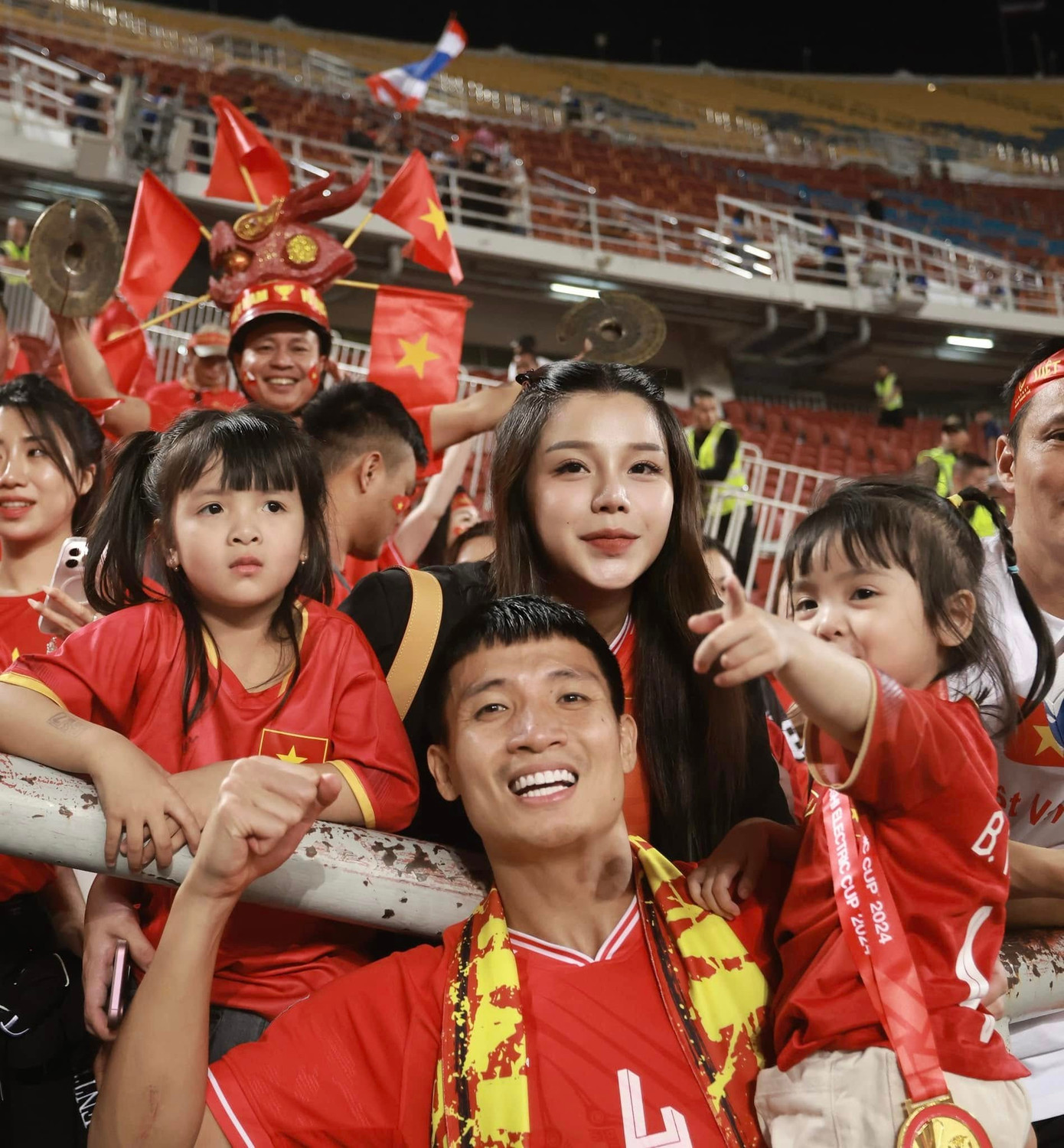 Bùi Tiến Dũng chụp ảnh lưu niệm cùng vợ và hai con gái trên khán đài. “Chìa khoá thành công của cá nhân. Bố yêu 4 mẹ con rất nhiều. Việt Nam vô địch”, Bùi Tiến Dũng viết.