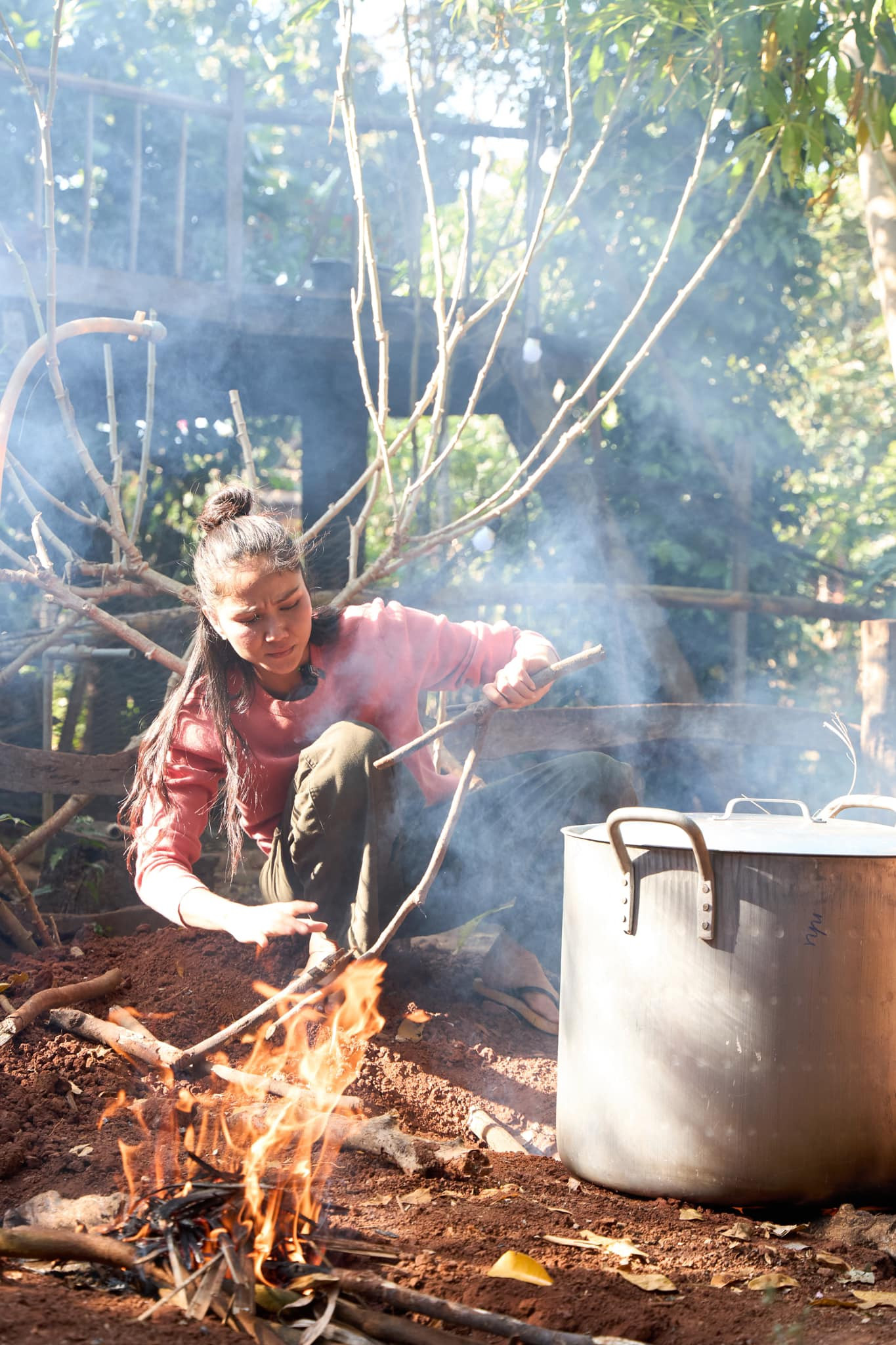 H'Hen Niê tự tay làm nhiều công đoạn với mong muốn chia sẻ niềm vui với bà con có hoàn cảnh khó khăn.