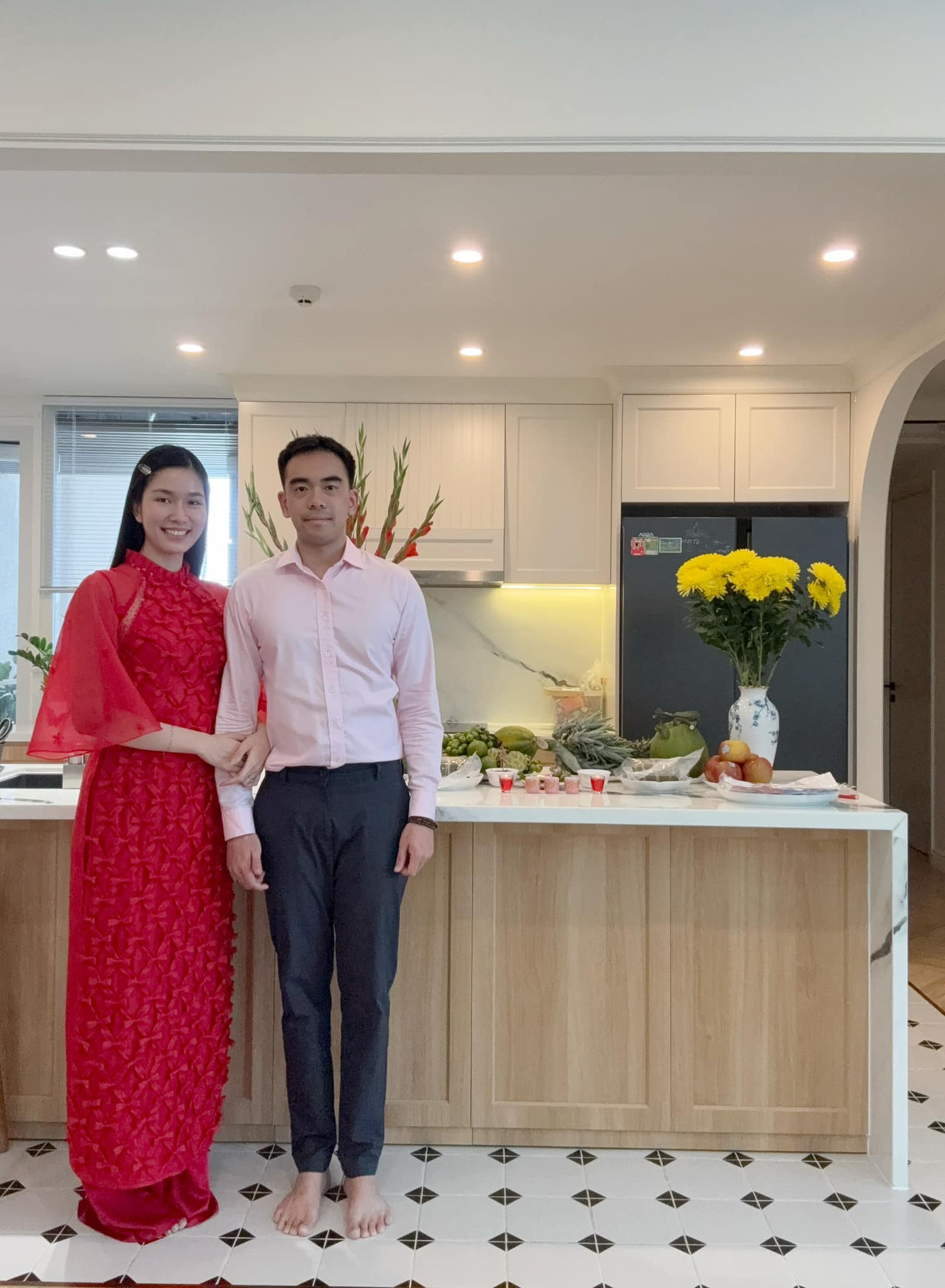 Năm thứ hai Á hậu Phương Anh cùng chồng đón năm mới ở nhà riêng. Cặp đôi chuẩn bị mâm cỗ chay với bánh chưng và hoa quả.