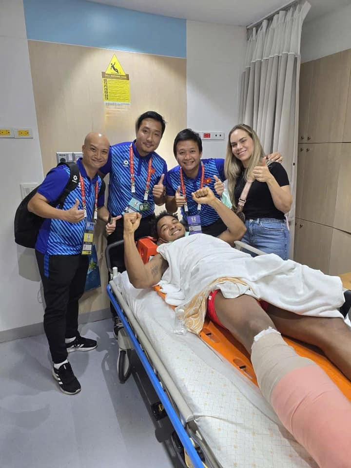 Hình ảnh Xuân Son theo dõi trận đấu.