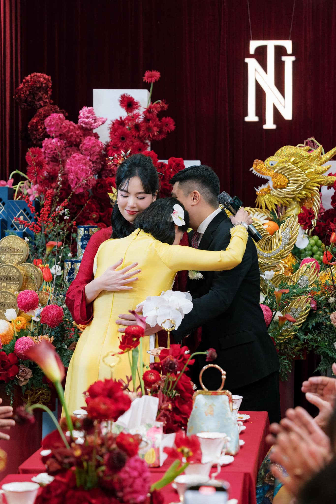 MC Mai Ngọc và mẹ trong đám cưới của cô hôm 27/12. MC Mai Ngọc và mẹ trong đám cưới của cô hôm 27/12.