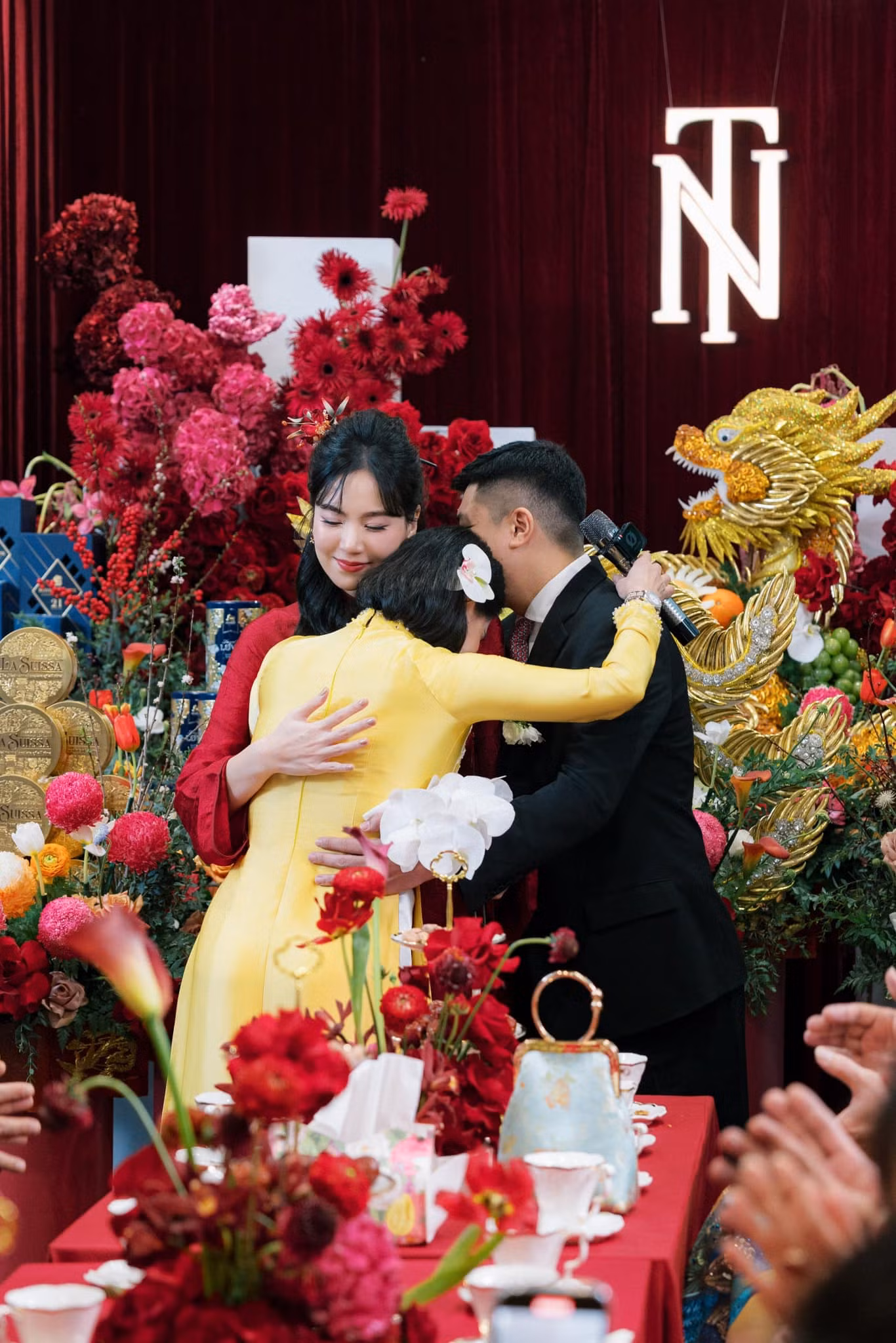 MC Mai Ngọc và mẹ trong đám cưới của cô hôm 27/12. MC Mai Ngọc và mẹ trong đám cưới của cô hôm 27/12.