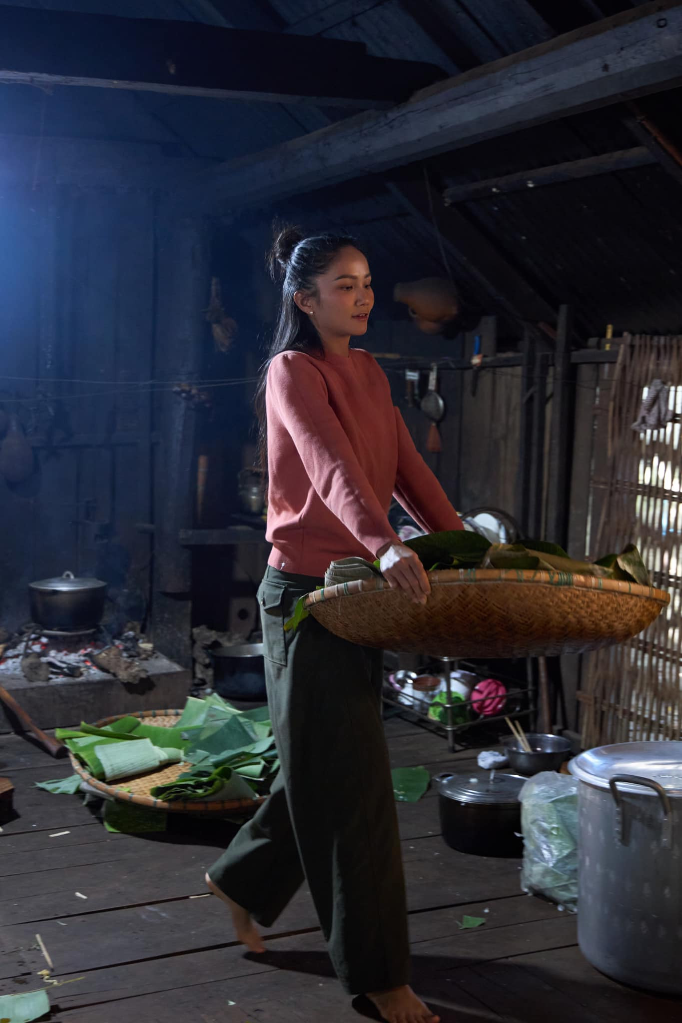 Hoa hậu H'Hen Niê cùng người thân gói bánh tét tặng bà con nghèo dịp Tết.