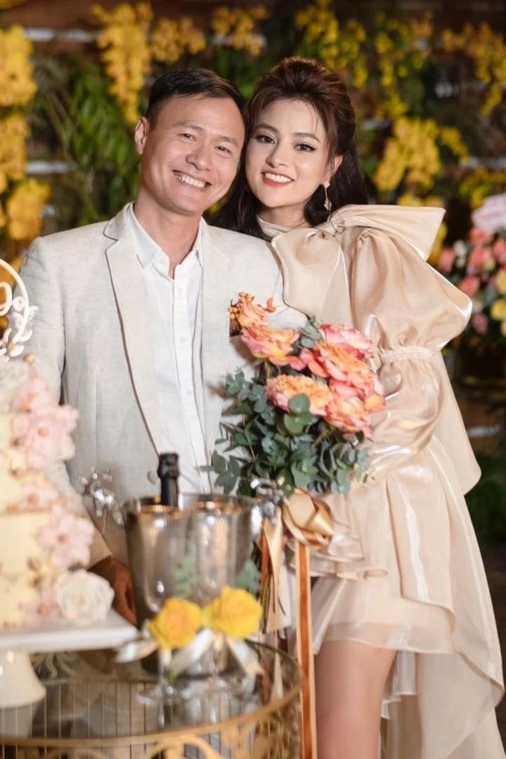 Vũ Thu Phương và doanh nhân Trần Thanh Hải xây dựng hình ảnh gia đình viên mãn, hạnh phúc trên mạng xã hội.