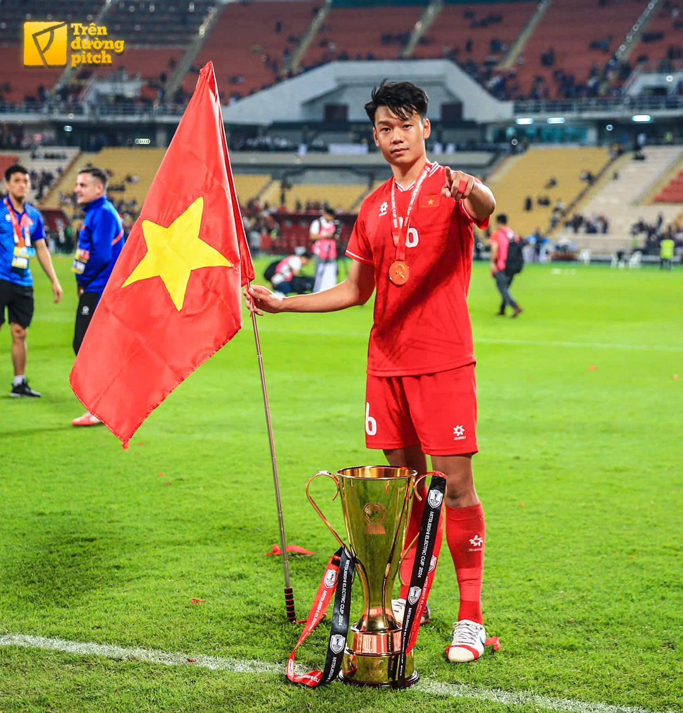 Trung vệ Thành Chung ăn mừng với chiếc cúp ngay trên sân cỏ. Trong trận chung kết lượt đi ASEAN Cup 2024, Thành Chung đã có màn cứu thua cho đội tuyển Việt Nam. “Trận đấu hôm nay với tôi không khác gì một cuộc chiến. Tôi hy vọng người hâm mộ luôn đồng hành cùng đội tuyển. Chúng ta hãy cùng nhau làm nên kỳ tích. Thái Lan là đối thủ mạnh, mọi người hay nói đội tuyển Việt Nam sợ đội tuyển Thái Lan nhưng chúng tôi không sợ ai cả, chỉ sợ chính mình không làm được thôi”, Thành Chung nói.