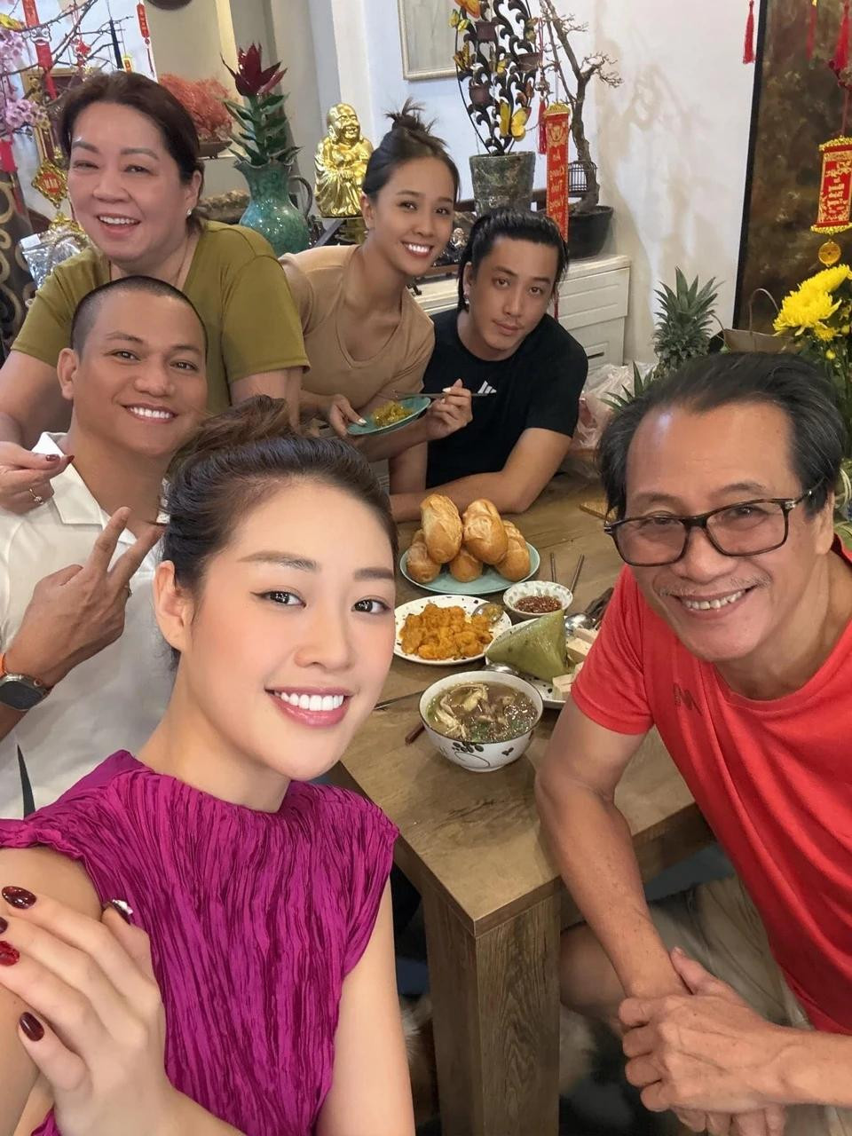 Khánh Vân chia sẻ khoảnh khắc quây quần bên gia đình ngày cuối năm. “29 Tết chạy về nhà ăn cùng ba mẹ. Năm nay cả nhà có thêm thành viên mới nên Tết này thật rộn ràng và hạnh phúc”.