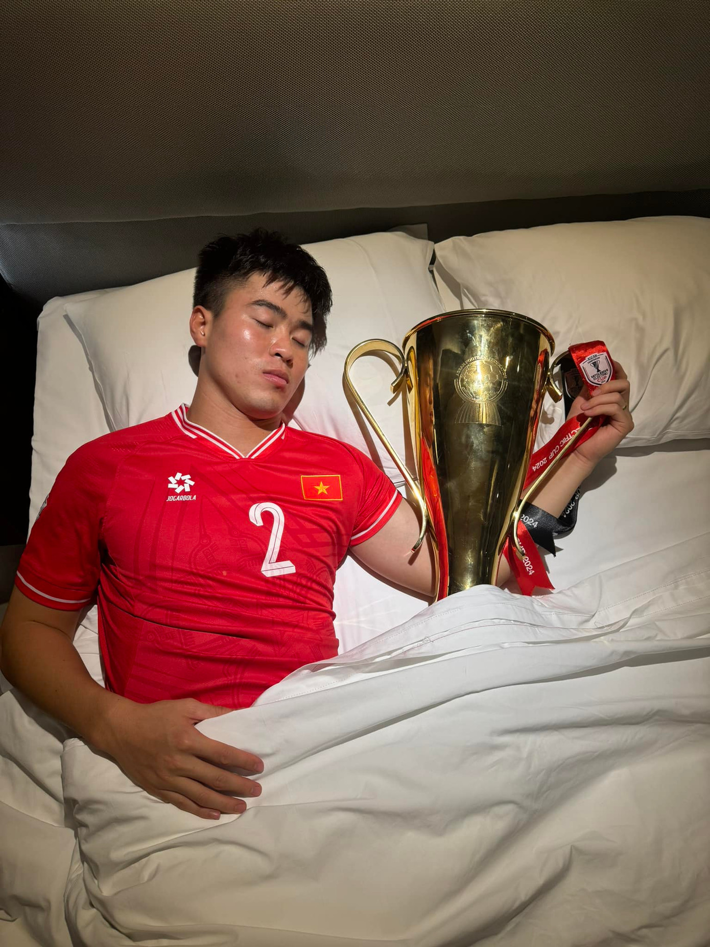 Ở trận chung kết lượt về ASEAN Cup 2024, đội tuyển Việt Nam giành chiến thắng kịch tính trước đội tuyển Thái Lan, giành ngôi vương hoàn toàn xứng đáng. Hàng triệu người hâm mộ nước nhà đổ xuống đường, đi “bão” ăn mừng. Các cầu thủ của đội tuyển Việt Nam cũng có những khoảnh khắc đáng nhớ trên sân cỏ, bên người thân và chiếc cup vô địch. Đội trưởng Duy Mạnh không kìm được sự xúc động xen lẫn tự hào: “Chúng ta là nhà vô địch. Đã quá Việt Nam ơi”.