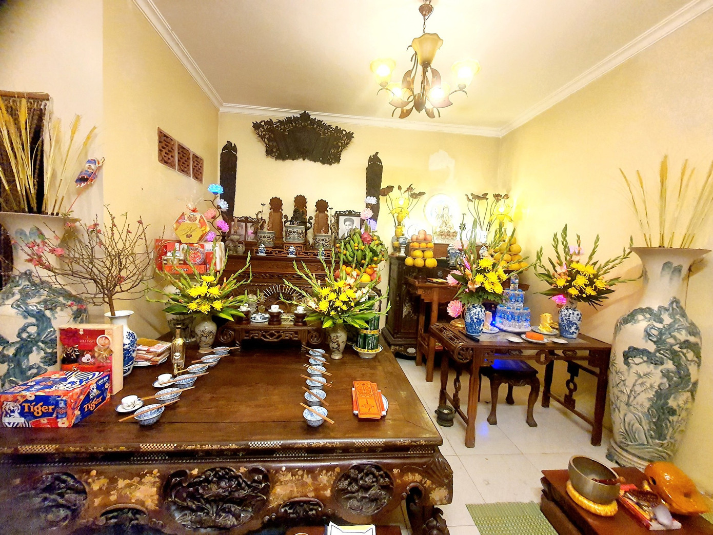 Không gian thờ cúng của gia đình diễn viên Thu Hà. "Tất cả đã sẵn sàng đón năm mới", cô chia sẻ.