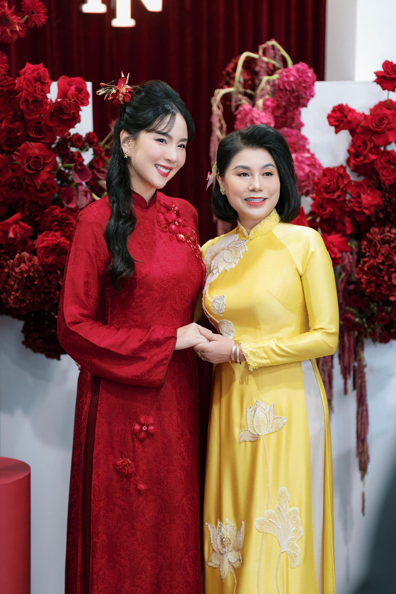 MC Mai Ngọc và mẹ trong đám cưới của cô hôm 27/12. MC Mai Ngọc và mẹ trong đám cưới của cô hôm 27/12.