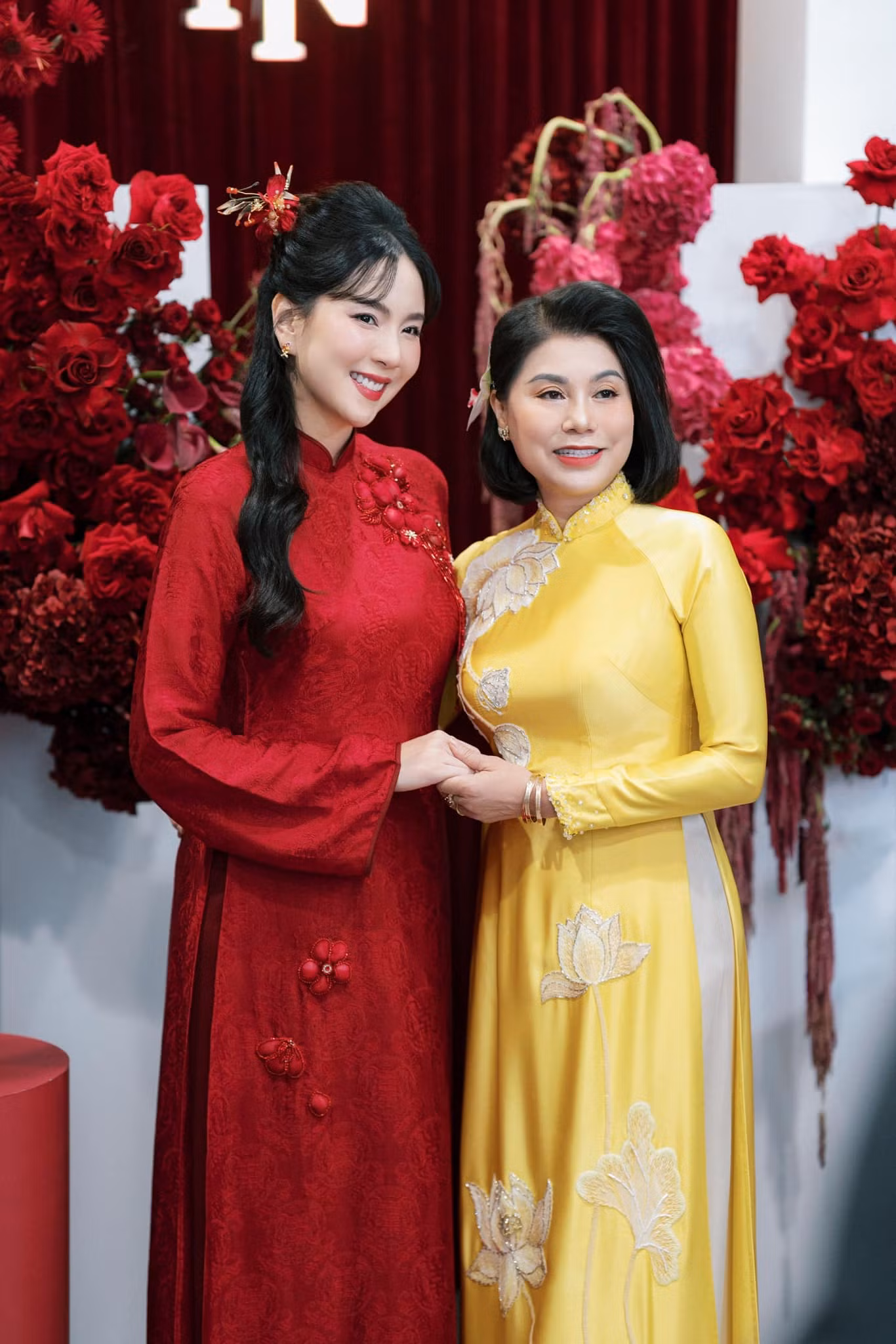 MC Mai Ngọc và mẹ trong đám cưới của cô hôm 27/12. MC Mai Ngọc và mẹ trong đám cưới của cô hôm 27/12.