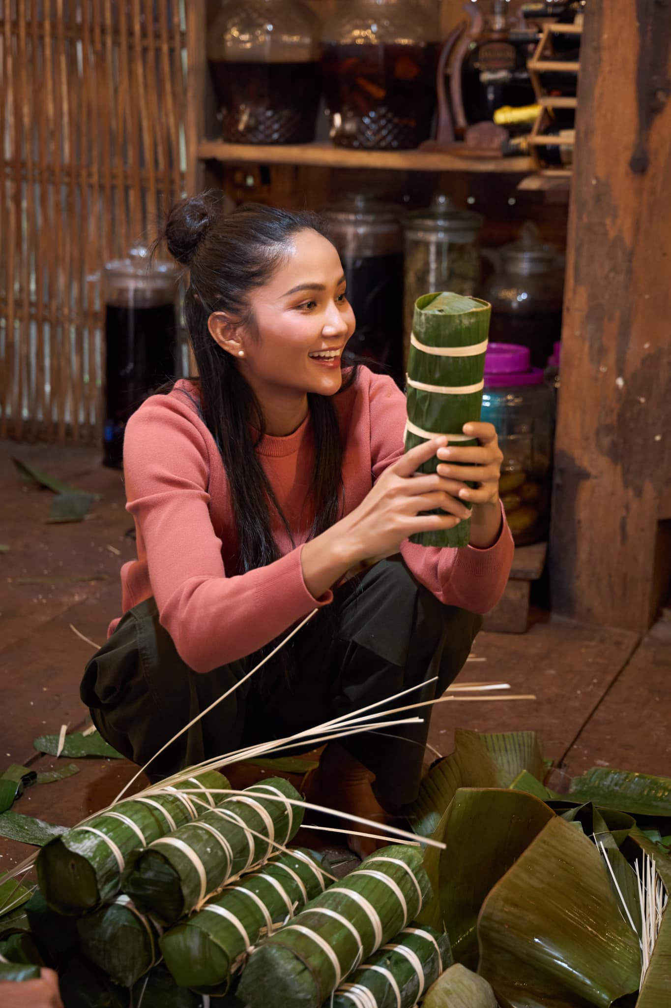 Hoa hậu H'Hen Niê cùng người thân gói bánh tét tặng bà con nghèo dịp Tết.