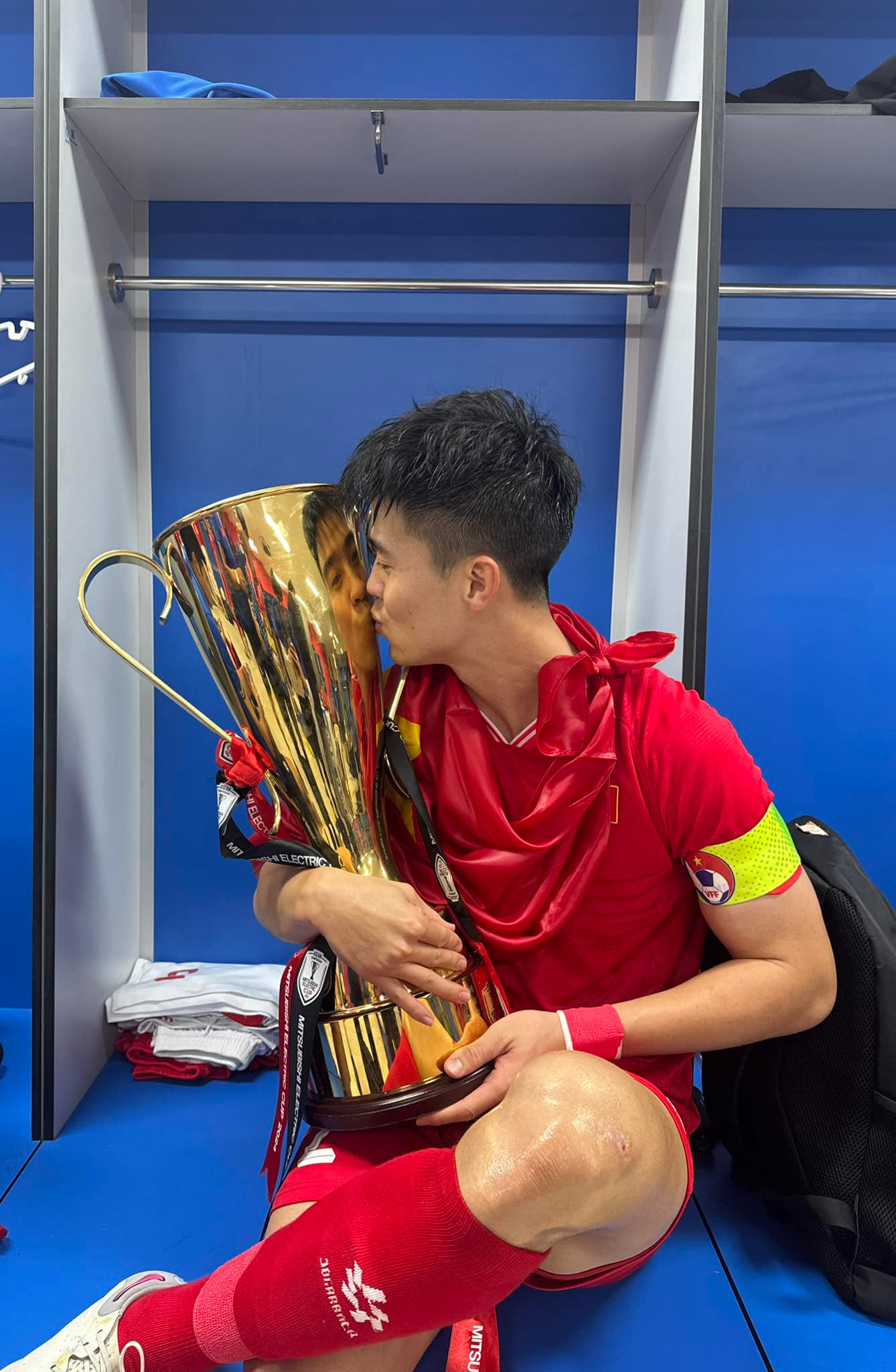 Ở trận chung kết lượt về ASEAN Cup 2024, đội tuyển Việt Nam giành chiến thắng kịch tính trước đội tuyển Thái Lan, giành ngôi vương hoàn toàn xứng đáng. Hàng triệu người hâm mộ nước nhà đổ xuống đường, đi “bão” ăn mừng. Các cầu thủ của đội tuyển Việt Nam cũng có những khoảnh khắc đáng nhớ trên sân cỏ, bên người thân và chiếc cup vô địch. Đội trưởng Duy Mạnh không kìm được sự xúc động xen lẫn tự hào: “Chúng ta là nhà vô địch. Đã quá Việt Nam ơi”.