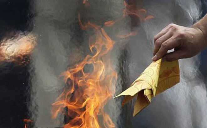 Theo các chuyên gia văn hóa, khi cúng ông Công ông Táo, gia chủ tuyệt đối không đốt tiền âm phủ. Ảnh Minh họa. Theo các chuyên gia văn hóa, khi cúng ông Công ông Táo, gia chủ tuyệt đối không đốt tiền âm phủ. Ảnh Minh họa.