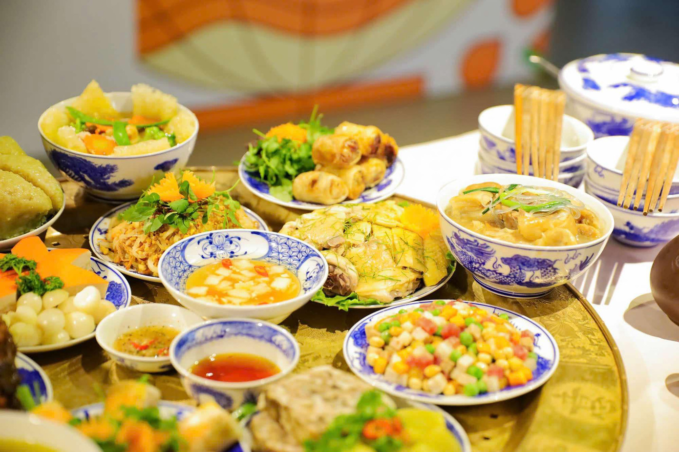 Tùy theo phong tục ẩm thực từng vùng miền mà việc sửa soạn cho mâm cúng Giao thừa có khác nhau. Ảnh: Trọng Tài.