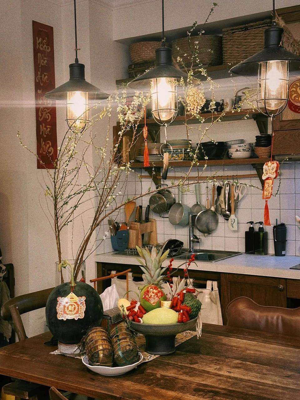 Jun Phạm tự trang hoàng nhà cửa với hoa tuyết mai, cành đào... Nam ca sĩ chuẩn bị mâm cơm tất niên hấp dẫn.