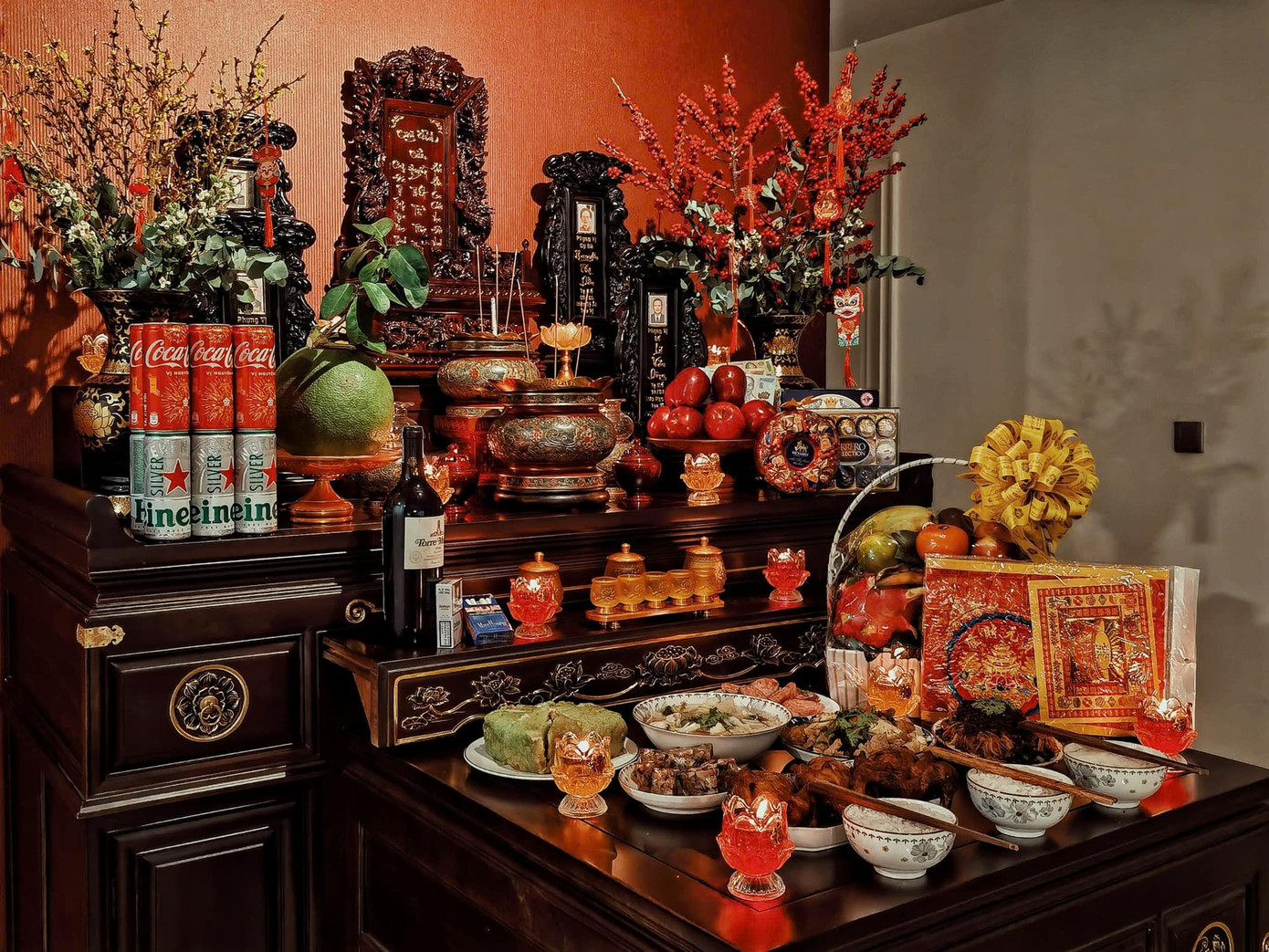 Diễn viên Lã Thanh Huyền chia sẻ một số hình ảnh bữa cơm tất niên. Cô viết: “Một năm qua đi gia đạo bình an, mạnh khỏe, trên dưới thuận hòa, êm ấm, nhờ ơn trời phật độ thương, ơn gia tiên phù hộ. Mong năm mới mưa thuận gió hòa, người người an lạc”.