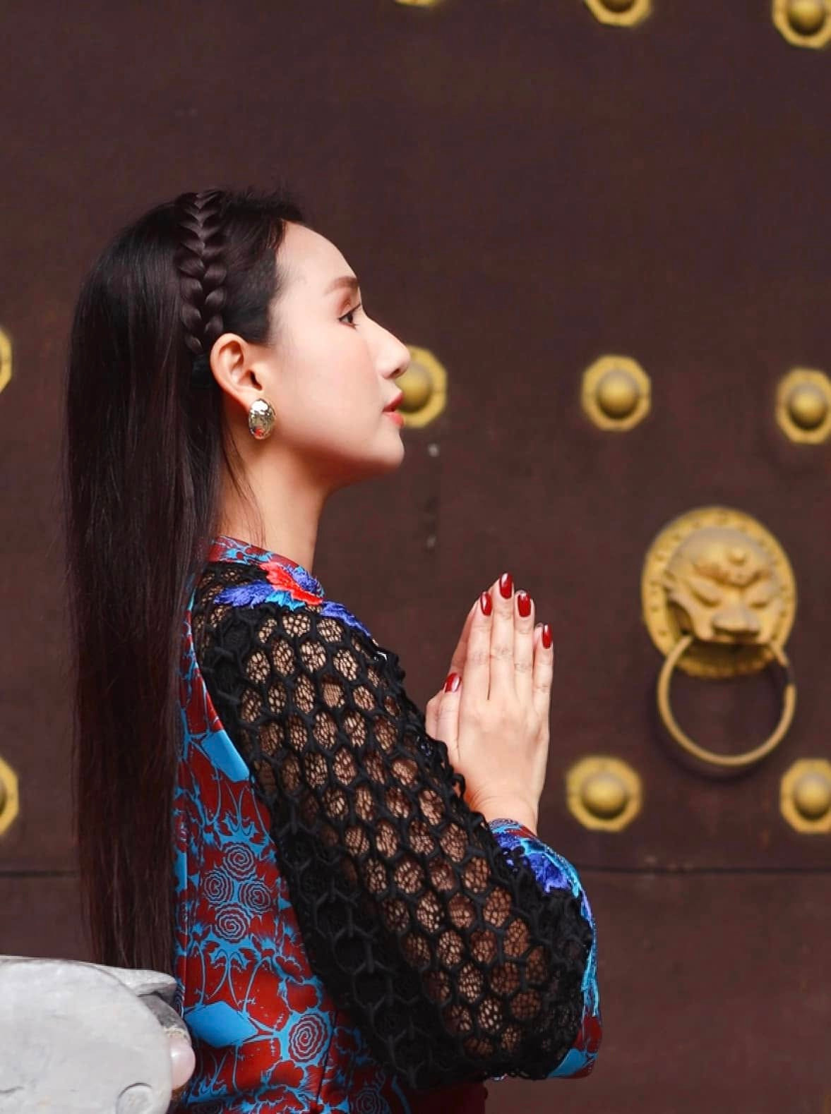 Diễn viên Lã Thanh Huyền chia sẻ một số hình ảnh bữa cơm tất niên. Cô viết: “Một năm qua đi gia đạo bình an, mạnh khỏe, trên dưới thuận hòa, êm ấm, nhờ ơn trời phật độ thương, ơn gia tiên phù hộ. Mong năm mới mưa thuận gió hòa, người người an lạc”.