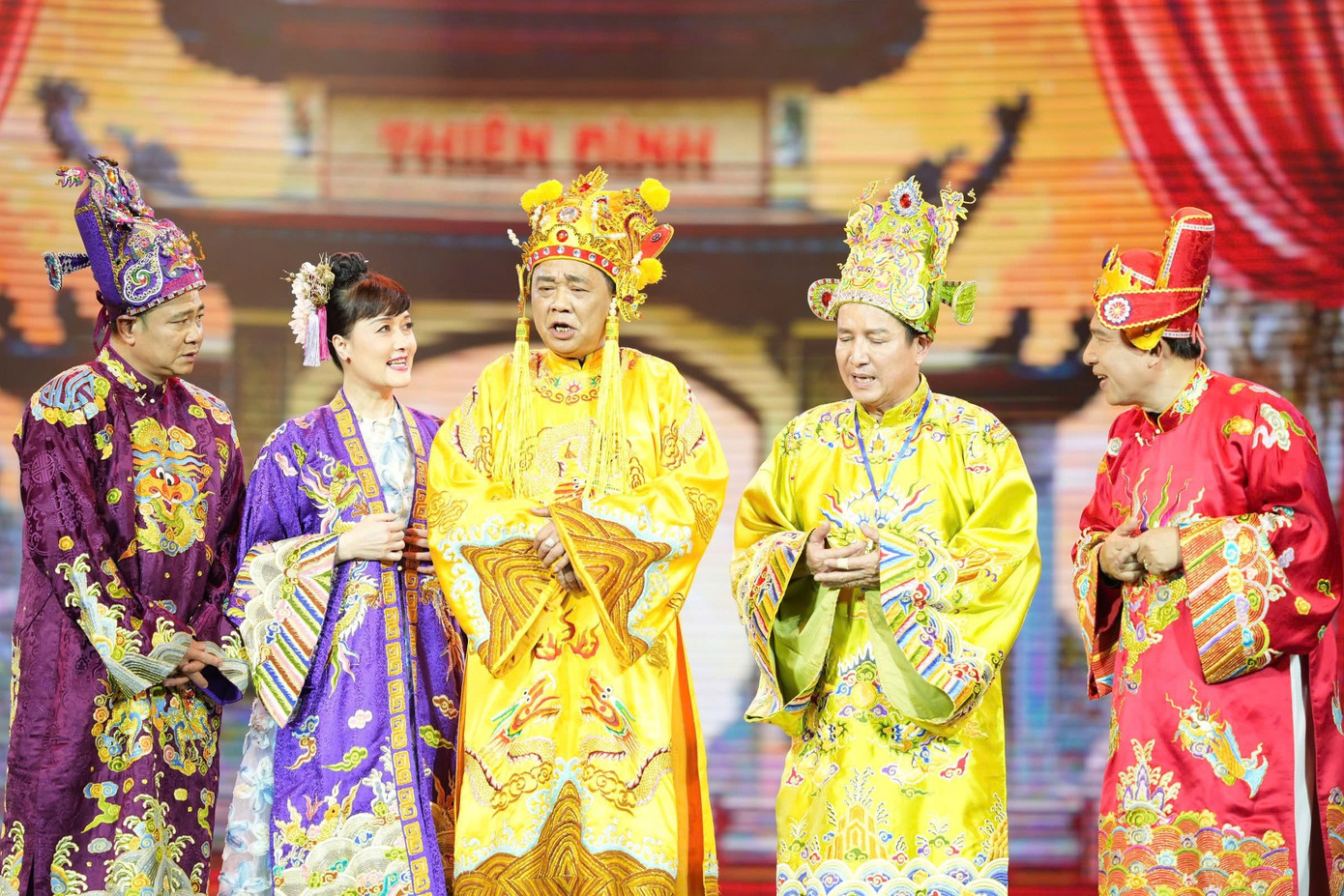 Dàn nghệ sĩ kỳ cựu được xem là linh hồn của chương trình Táo Quân. Dàn nghệ sĩ kỳ cựu được xem là linh hồn của chương trình Táo Quân.