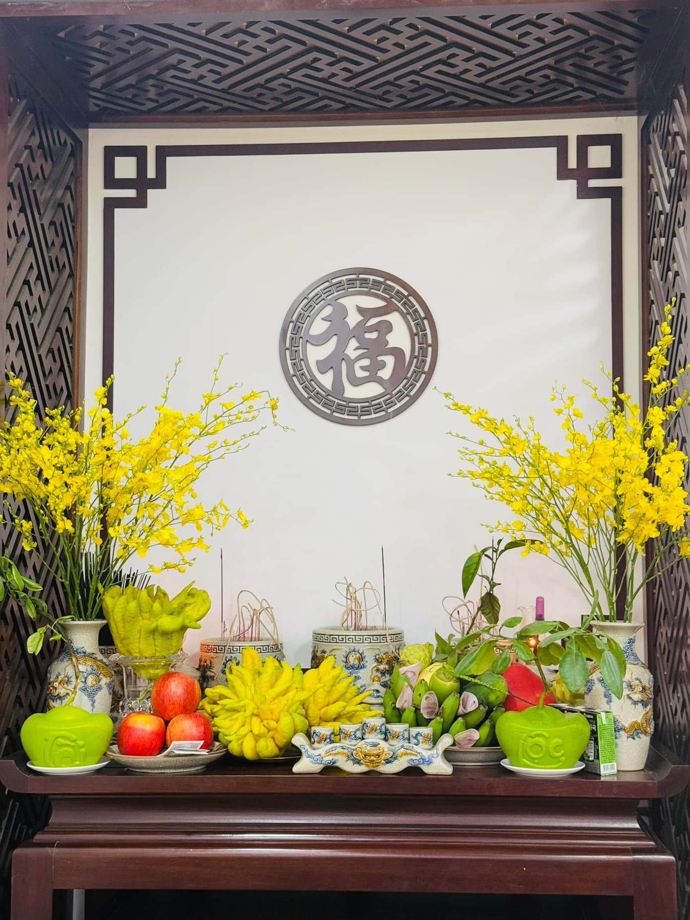 Ngày cuối năm, NSND Công Lý khoe ban thờ được bày trí chỉn chu với hoa tươi và nhiều loại quả như phật thủ, bưởi, táo, chuối xanh, dừa, xoài, na...