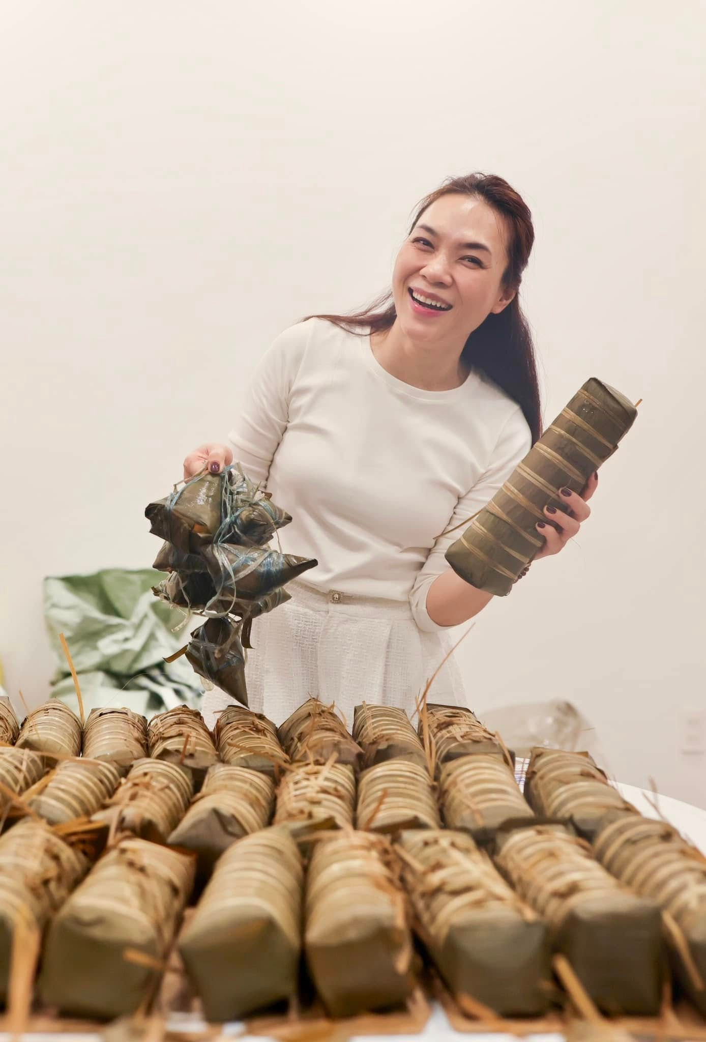 Ca sĩ Mỹ Tâm thích không khí chiều cuối năm. Cô vào bếp gói bánh chưng, xào mứt dừa. “Chiều cuối năm không khí lúc nào cũng thật thích. Một năm nhiều cảm xúc, vui vẻ và tràn đầy sự biết ơn. Happy Tết nhé các tri âm của Tâm”, nữ ca sĩ chia sẻ.